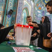 Los iraníes acuden a votar en la segunda vuelta de las elecciones presidenciales